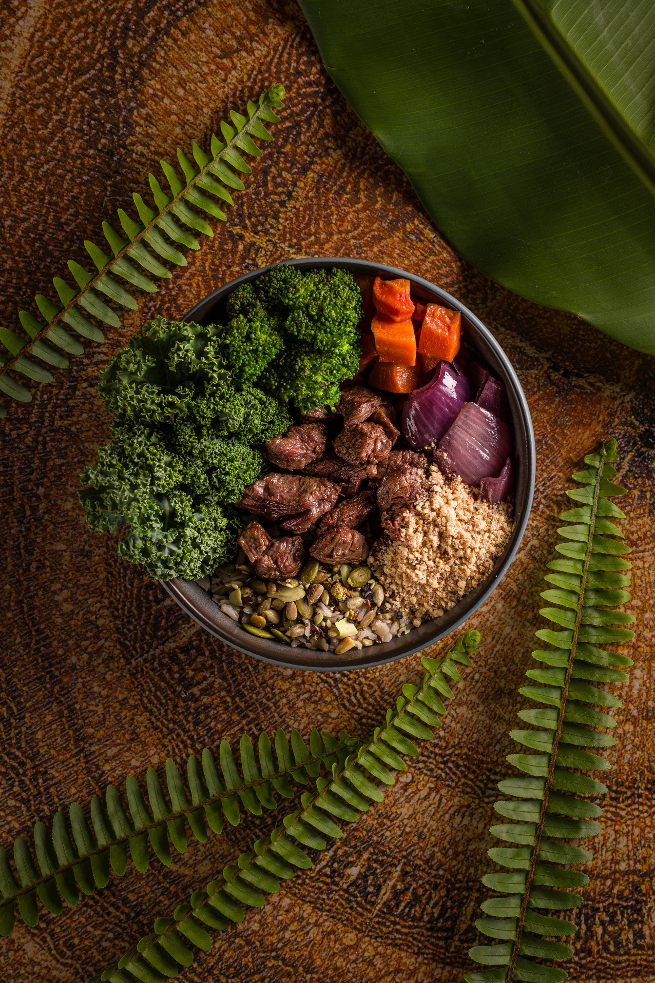 Bowl Suassú da Tribo, com mignon, folhas e acompanhamentos