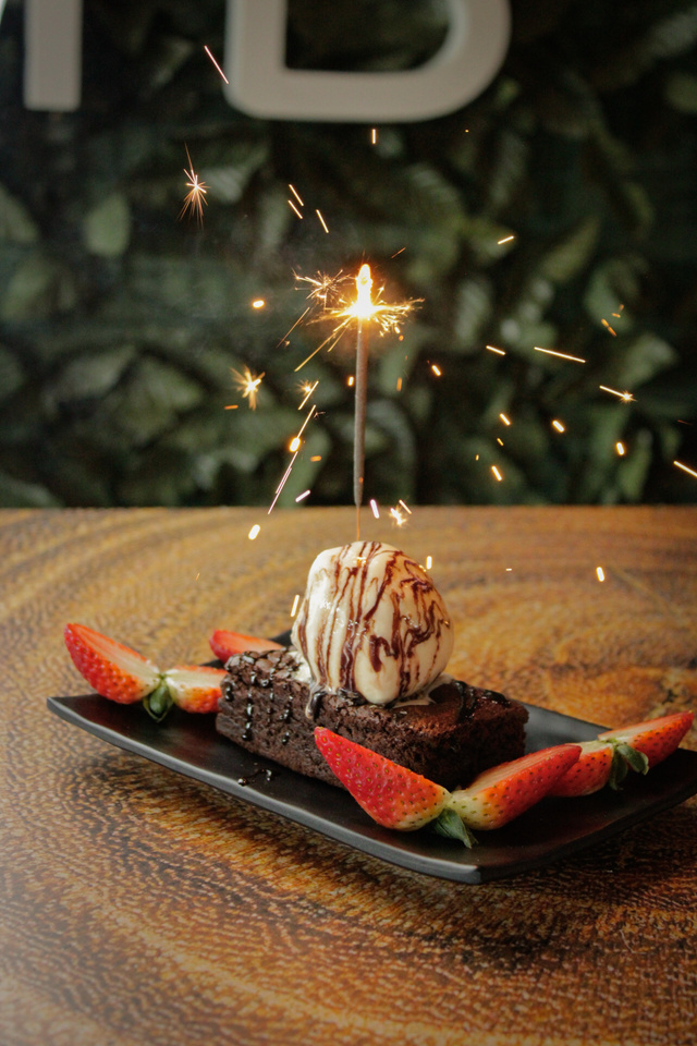 Brownie com sorvete e vela de comemoração, do acervo da Tribo