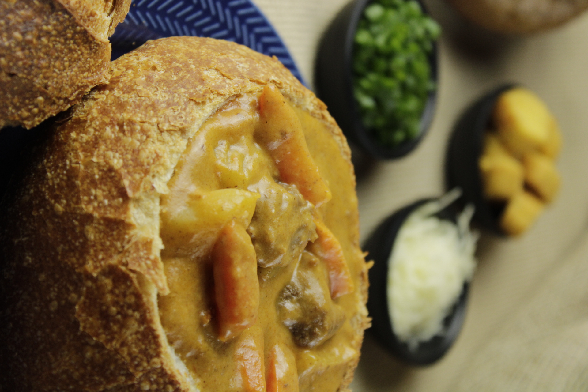 Sopa Eslava da Tribo servida no pão