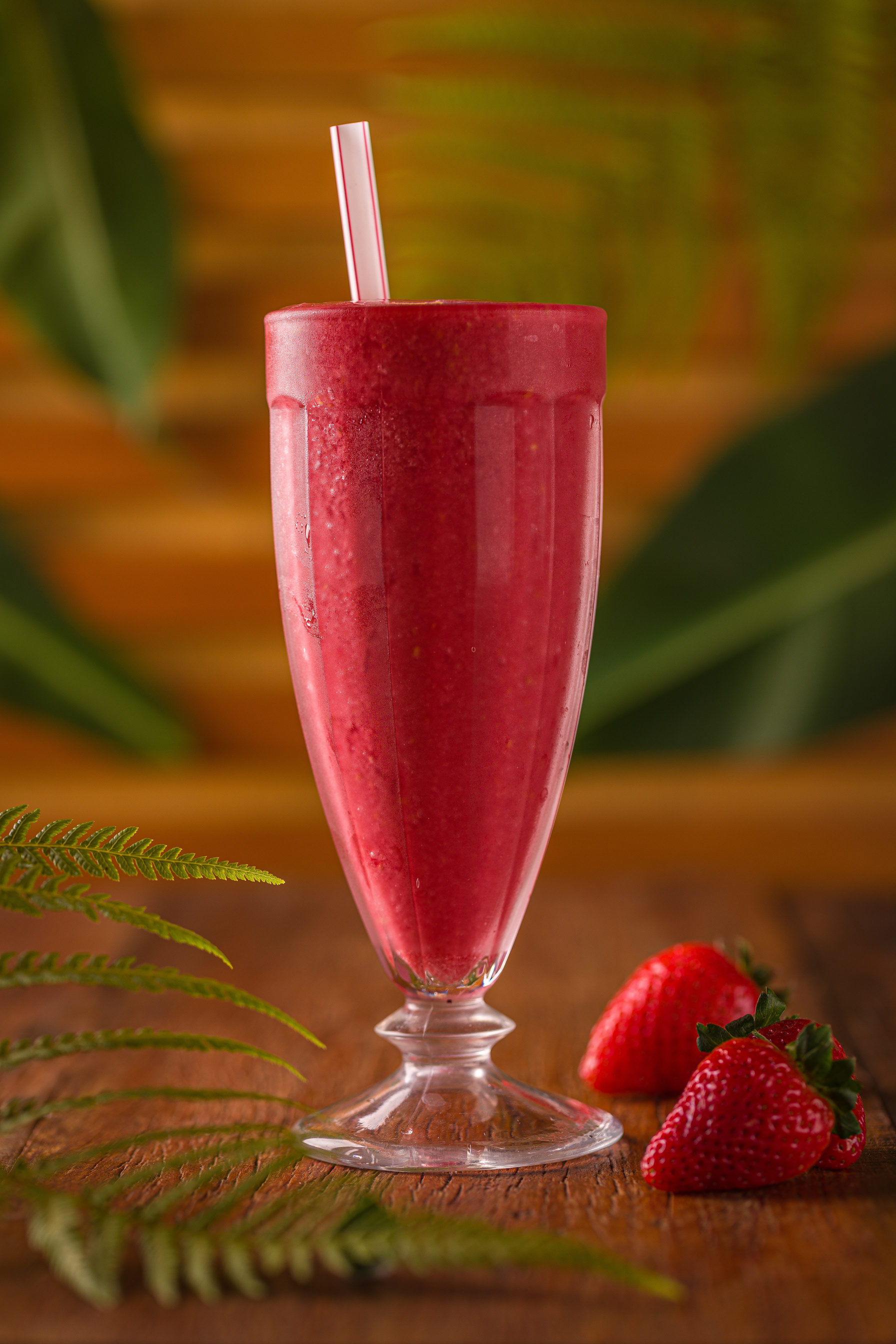 Suco da Tribo, com morangos ao redor